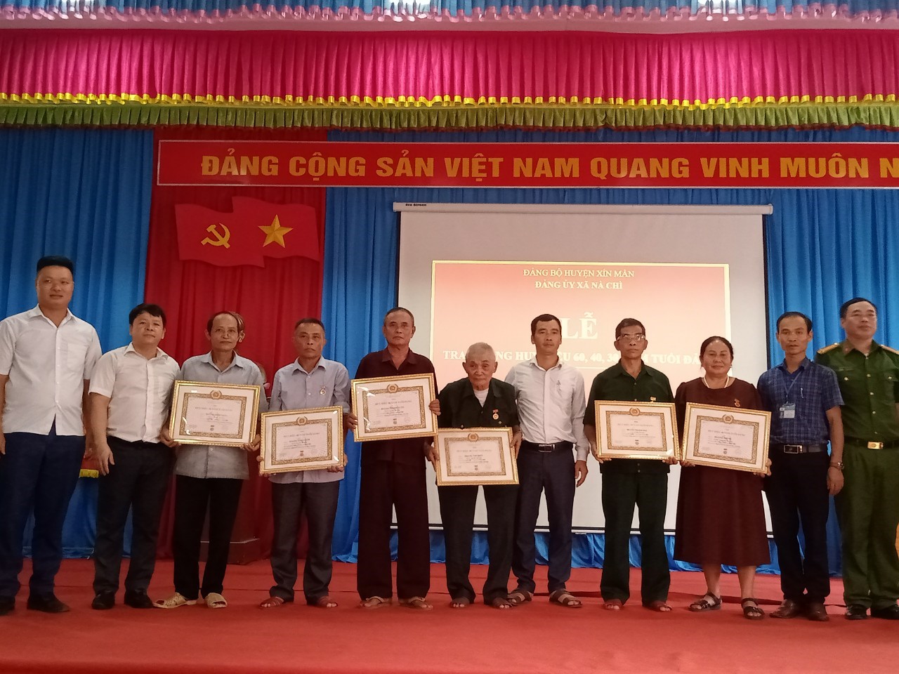 Đảng ủy xã Nà Chì tổ chức Lễ trao tặng huy hiệu 60, 40, 30 năm tuổi Đảng