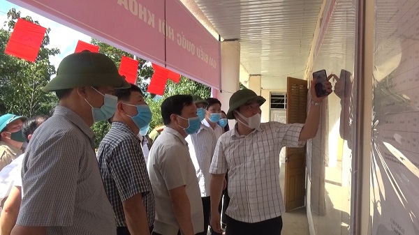 Đồng chí Hoàng Gia Long, Phó Chủ tịch TTr UBND tỉnh kiểm tra công tác chuẩn bị Bầu cử tại huyện Xín Mầ